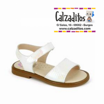 Sandalias de piel blanca...